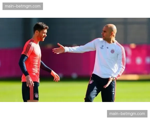 镜头：看台上的瓜迪奥拉与场边的哈维·阿隆索赛后亲切交谈