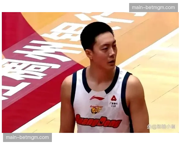 胡明轩全场奔袭一条龙劈扣点燃主场，赛中镜头捕捉其攻防转换中的顶级体能储备